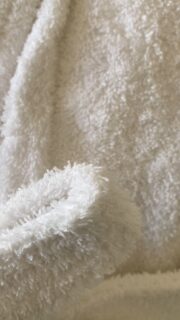 Nuestros albornoces dan esa sensación envolvente tras la ducha o en zonas de spa, sin renunciar a la resistencia del uso diario.De tejidos suaves, de secado rápido y fáciles de mantener, son una apuesta segura para tu establecimiento.🌐 Conoce más en grupotoledo.com📩 Contáctanos en info@grupotoledo.com📞 971 473 010Our bathrobes provide that enveloping feeling after a shower or in spa areas, without compromising on durability for everyday use.Made from soft, quick-drying and easy-to-maintain fabrics, they are a safe bet for your establishment.🌐 Find out more at grupotoledo.com📩 Contact us at info@grupotoledo.com📞 971 473 010#grupotoledo #hosteleria #hosteleriamallorca #fabricatextil #toallaspersonalizadas #textilesparahoteles #confección #hoteles #sectorhosteleria #Mallorca #confeccionpersonalizada #proveedoreshosteleria #textilesparahoteles #suministroshoteleros #textileshoteles #sectorhotelero #hotelesmallorca #proyectosintegrales #artesanos #confección