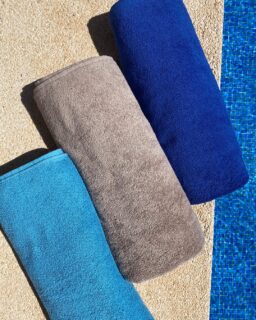 Sabemos que una buena toalla no sólo tiene que ser suave ✨, también debe aguantar lavados intensivos, secados rápidos y rotaciones continuas.Personalizamos y suministramos toallas pensadas para el uso profesional: absorbentes, con diferentes gramajes, tamaños y adaptadas a cada tipo de estancia 🏨.📩 Si quieres renovar tu lencería de baño, contacta con nosotros en ✉️ info@grupotoledo.com o 📞 971 473 010We know that a good towel not only has to be soft ✨, it also has to withstand intensive washing, quick drying and continuous use.We customise and supply towels designed for professional use: absorbent and available in different weights and sizes, adapted to each type of room 🏨.📩If you want to renew your bathroom linen, contact us at info@grupotoledo.com or on 📞971 473 010 #grupotoledo #hosteleria #hosteleriamallorca #fabricatextil #toallaspersonalizadas #textilesparahoteles #confección #hoteles #sectorhosteleria #Mallorca #confeccionpersonalizada #proveedoreshosteleria #textilesparahoteles #suministroshoteleros #textileshoteles #sectorhotelero #hotelesmallorca #proyectosintegrales #toalla