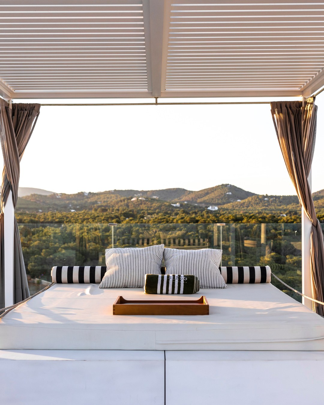 Textiles que envuelven, inspiran y perduran.Cada tejido cuenta una historia: la del 𝗰𝘂𝗶𝗱𝗮𝗱𝗼 y la 𝗽𝗿𝗲𝗰𝗶𝘀𝗶𝗼́𝗻.#Diseñoconcuidado #Interiorismotextil #Diseñodeinteriores