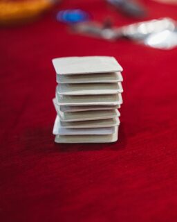 Nada de esto se ve cuando la habitación está lista. Pero todo empieza aquí.Capas, vueltas, tensión exacta. El hilo que sostiene el conjunto y hace que todo aguante uso, lavados y tiempo.𝗡𝘂𝗲𝘀𝘁𝗿𝗮𝘀 𝗮𝗿𝗺𝗮𝘀 son estos detalles pequeños que casi nadie ve, pero que sostienen todo el trabajo.En 𝗚𝗿𝘂𝗽𝗼 𝗧𝗼𝗹𝗲𝗱𝗼 trabajamos desde la base, para que el resultado final funcione sin llamar la atención.Eso también es experiencia.