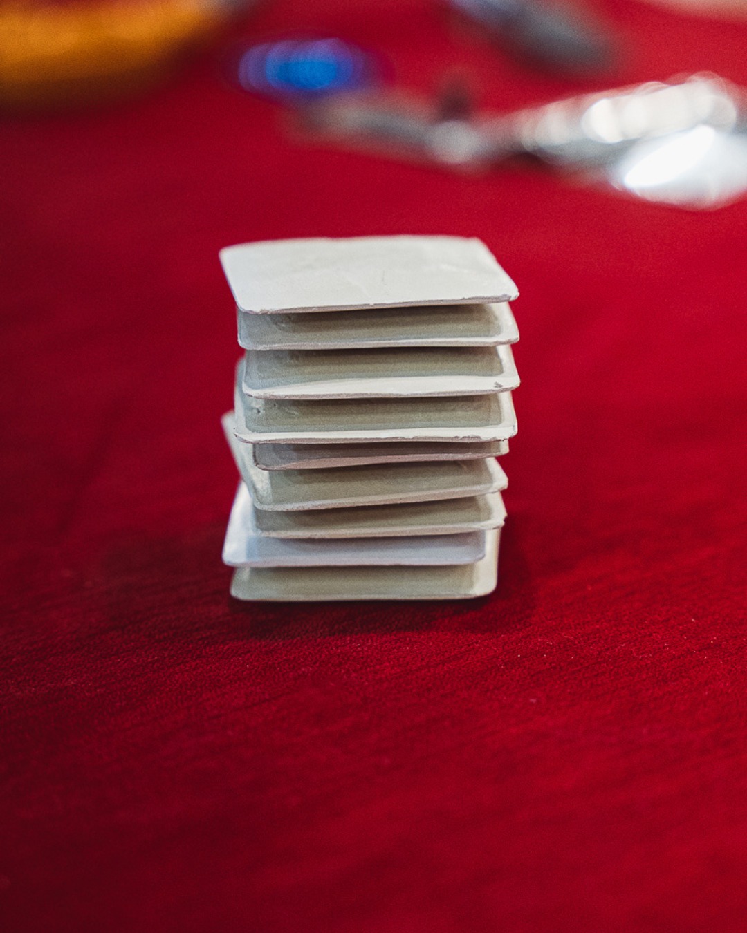 Nada de esto se ve cuando la habitación está lista. Pero todo empieza aquí.Capas, vueltas, tensión exacta. El hilo que sostiene el conjunto y hace que todo aguante uso, lavados y tiempo.𝗡𝘂𝗲𝘀𝘁𝗿𝗮𝘀 𝗮𝗿𝗺𝗮𝘀 son estos detalles pequeños que casi nadie ve, pero que sostienen todo el trabajo.En 𝗚𝗿𝘂𝗽𝗼 𝗧𝗼𝗹𝗲𝗱𝗼 trabajamos desde la base, para que el resultado final funcione sin llamar la atención.Eso también es experiencia.