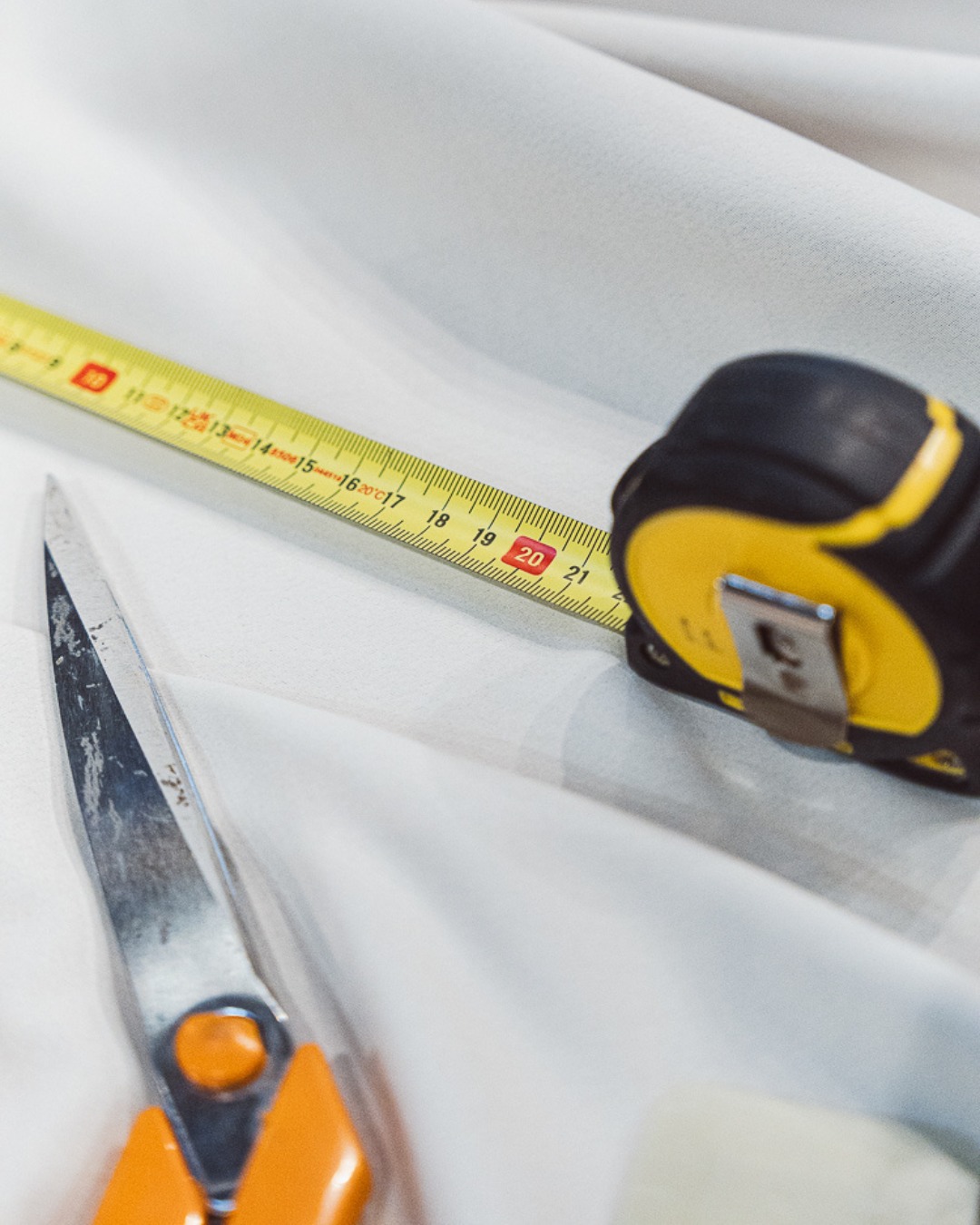 Antes de cortar, se piensa. Antes de prometer, se mide.Porque en la confección no hay margen para el 'luego lo ajustamos'.Cada centímetro cuenta. Cada decisión también.𝗡𝘂𝗲𝘀𝘁𝗿𝗮𝘀 𝗮𝗿𝗺𝗮𝘀 son la precisión, el criterio y 35 años de experiencia aplicados al trabajo diario.Así es como trabajamos en 𝗚𝗿𝘂𝗽𝗼 𝗧𝗼𝗹𝗲𝗱𝗼.