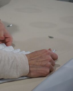 Aquí no se cose todavía. Aquí se coloca.Pliegue a pliegue. Alineando. Asegurando que todo caiga como debe antes de seguir.𝗡𝘂𝗲𝘀𝘁𝗿𝗮𝘀 𝗮𝗿𝗺𝗮𝘀 también son estas manos que preparan el trabajo sin atajos.