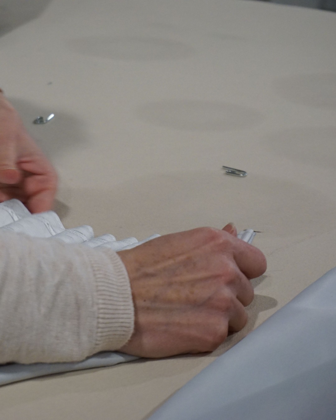 Aquí no se cose todavía. Aquí se coloca.Pliegue a pliegue. Alineando. Asegurando que todo caiga como debe antes de seguir.𝗡𝘂𝗲𝘀𝘁𝗿𝗮𝘀 𝗮𝗿𝗺𝗮𝘀 también son estas manos que preparan el trabajo sin atajos.