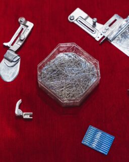 No hacen ruido. No se lucen. Pero sin ellos, nada avanza.Alfileres que colocan antes de coser. Agujas que repiten el mismo gesto una y otra vez.𝗡𝘂𝗲𝘀𝘁𝗿𝗮𝘀 𝗮𝗿𝗺𝗮𝘀 son estas herramientas que exigen calma, orden y respeto por el proceso.En 𝗚𝗿𝘂𝗽𝗼 𝗧𝗼𝗹𝗲𝗱𝗼, la confección empieza en lo pequeño, en lo que casi nadie mira, pero todo necesita.