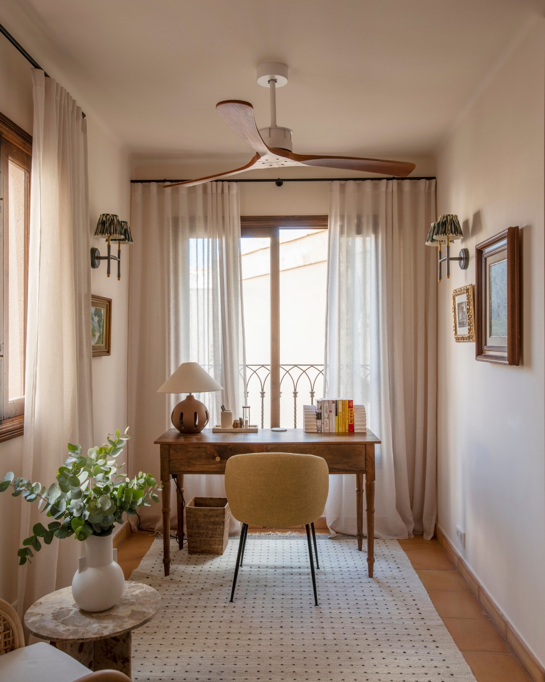 ¿Qué te pide este rincón?Sentarte sin pensar.Apoyarte un momento.Quedarte un rato más.Las cortinas filtran el exterior sin aislarlo. La alfombra marca el ritmo del paso. Los textiles hacen que el espacio se sienta propio, no impuesto.Nada llama la atención. Y, aun así, todo acompaña.Cuando un ambiente te permite estar cómodo sin pensar en ello, es porque los detalles están bien resueltos.