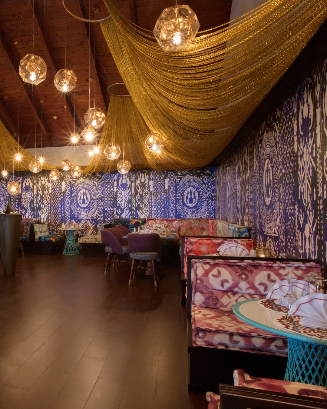 Hay espacios que se entienden a primera vista.No por su tamaño ni por su decoración, sino por cómo están construidos.Los textiles hacen gran parte de ese trabajo silencioso. Tapicerías que aportan profundidad. Estampados que dialogan con la arquitectura. Tejidos que absorben ruido, luz y ritmo.Aquí no están para destacar por separado. Están para unirlo todo. Para dar coherencia, carácter y permanencia a un espacio pensado para quedarse en la memoria.Cuando el textil está bien integrado, el conjunto funciona.