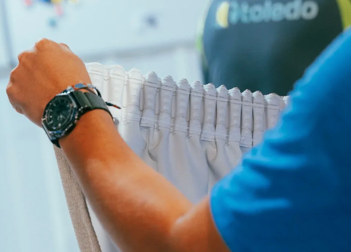 En 2026, la tapicería y el cortinaje en hoteles dejan de ser 'decoración' para convertirse en una parte clave de la experiencia del huésped… y de la operativa diaria.En la nueva entrada de nuesto blog repasamos las claves que están marcando los proyectos hoteleros y contract:— Ambientes más cálidos y sensoriales— Paletas de color equilibradas.— Tejidos que combinan diseño y rendimiento.— Sostenibilidad con criterios reales.— Personalización a medida para cada espacio y uso.Si estás planificando una reforma o un nuevo proyecto, te interesa.👉 Lee el post completo en nuestra web.