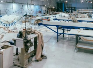 Gestionar lencería, mantelería y textil en un hotel o restaurante puede ser un lío cuando hay varios proveedores, reposiciones urgentes y cambios de stock.Por eso muchos negocios lo centralizan con un proveedor integral, porque simplifica la gestión, mantiene una calidad coherente y ayuda a cumplir plazos con más tranquilidad, especialmente en temporada alta.En la nueva entrada de nuesto blog te contamos por qué cada vez más establecimientos apuestan por centralizar todo su textil con un único partner.Puedes leer el post en nuestra web.