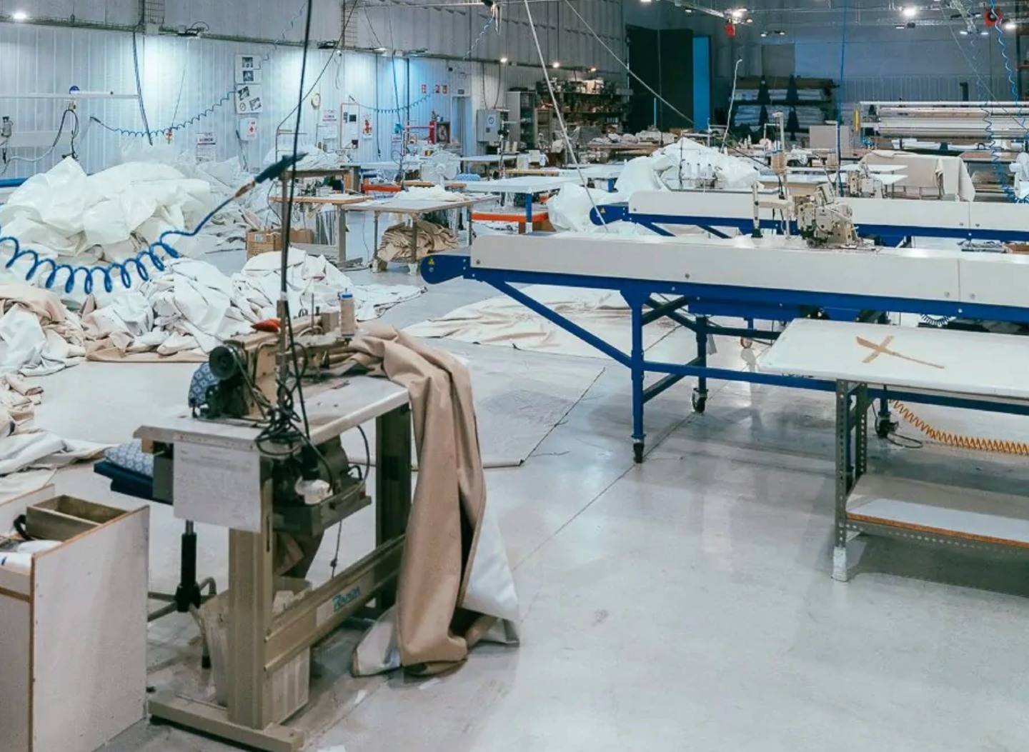 Gestionar lencería, mantelería y textil en un hotel o restaurante puede ser un lío cuando hay varios proveedores, reposiciones urgentes y cambios de stock.Por eso muchos negocios lo centralizan con un proveedor integral, porque simplifica la gestión, mantiene una calidad coherente y ayuda a cumplir plazos con más tranquilidad, especialmente en temporada alta.En la nueva entrada de nuesto blog te contamos por qué cada vez más establecimientos apuestan por centralizar todo su textil con un único partner.Puedes leer el post en nuestra web.