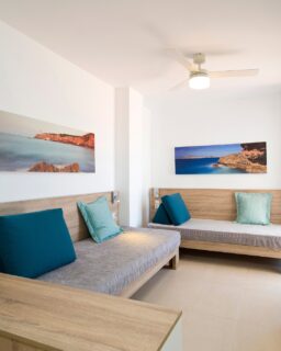 Dos camas.El mismo orden.La misma calma.Nada compite.Los textiles acompañan. Colores que no cansan. Tejidos pensados para aguantar el uso, pero también para hacer que el espacio funcione.