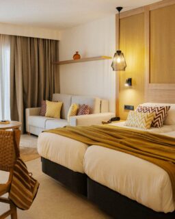 La calidez no viene solo de la luz. Se construye con capas. Textiles que suavizan el espacio.Colores que envuelven sin pesar. Tejidos pensados para acompañar el descanso y hacer que la habitación resulte acogedora desde el primer momento.Nada está ahí para llamar la atención. Todo está para que el espacio se sienta amable, equilibrada y fácil de habitar.