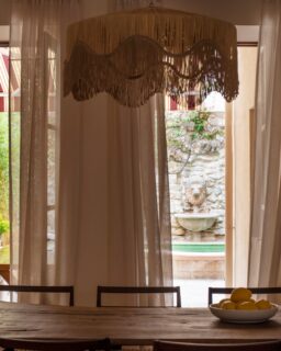 La madera, la luz, las formas y los tejidos se entienden entre sí.Las cortinas filtran sin aislar. Los textiles acompañan sin imponerse.Cada elemento ocupa su lugar, el espacio se siente fácil, natural, habitable.Y eso, al final, es lo que hace que apetezca quedarse.