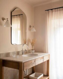 La calidez no viene solo de la luz. Se construye con capas. Textiles que suavizan el espacio.Colores que envuelven sin pesar. Tejidos pensados para acompañar el descanso y hacer que la habitación resulte acogedora desde el primer momento.Nada está ahí para llamar la atención. Todo está para que el espacio se sienta amable, equilibrada y fácil de habitar.