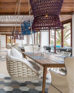 Los textiles aquí hacen de hilo conductor tapicerías que dan ritmo manteles que ordenan tramas que dialogan con la luz, la madera y el color.Nada está puesto para destacar solo todo está pensado para convivir.En proyectos como este, en Grupo Toledo entendemos el textil como parte de l arquitectura interior una capa más que aporta coherencia, confort y uso real.