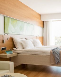 La habitación se entiende de un vistazo. Pero se decide en los detalles.Las sábanas aportan limpieza visual. El plaid introduce textura y descanso. Las cortinas regulan la luz y el ritmo del espacio.Nada busca destacar por separado. Todo está pensado para convivir y acompañar la forma en que se usa la habitación.