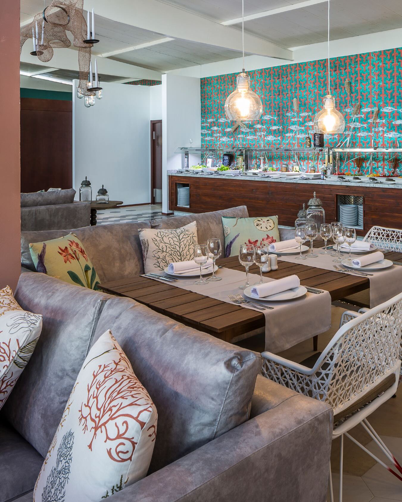 Los tejidos absorben el ruido visual, aportan ritmo y hacen que materiales distintos convivan sin competir.Cojines que suavizan volúmenes. Tapicerías que equilibran color y luz. Textiles pensados para usarse, no solo para verse.En proyectos así, el trabajo está en elegir bien y en hacerlo durar. En Grupo Toledo entendemos el textil como parte del conjunto no como un elemento aislado, sino como la capa que da coherencia al espacio.