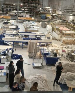 Un espacio para 𝗶𝗻𝘀𝗽𝗶𝗿𝗮𝗿, 𝗱𝗲𝘀𝗰𝘂𝗯𝗿𝗶𝗿 𝘆 𝗰𝗼𝗻𝗲𝗰𝘁𝗮𝗿.Nuestro showroom se convierte en un punto de encuentro para marcas, interioristas, decoradores y arquitectos.Un entorno cuidado y profesional, abierto a la presentación de productos, muestras y colecciones, donde compartir tendencias y dar paso a nuevas oportunidades de colaboración.