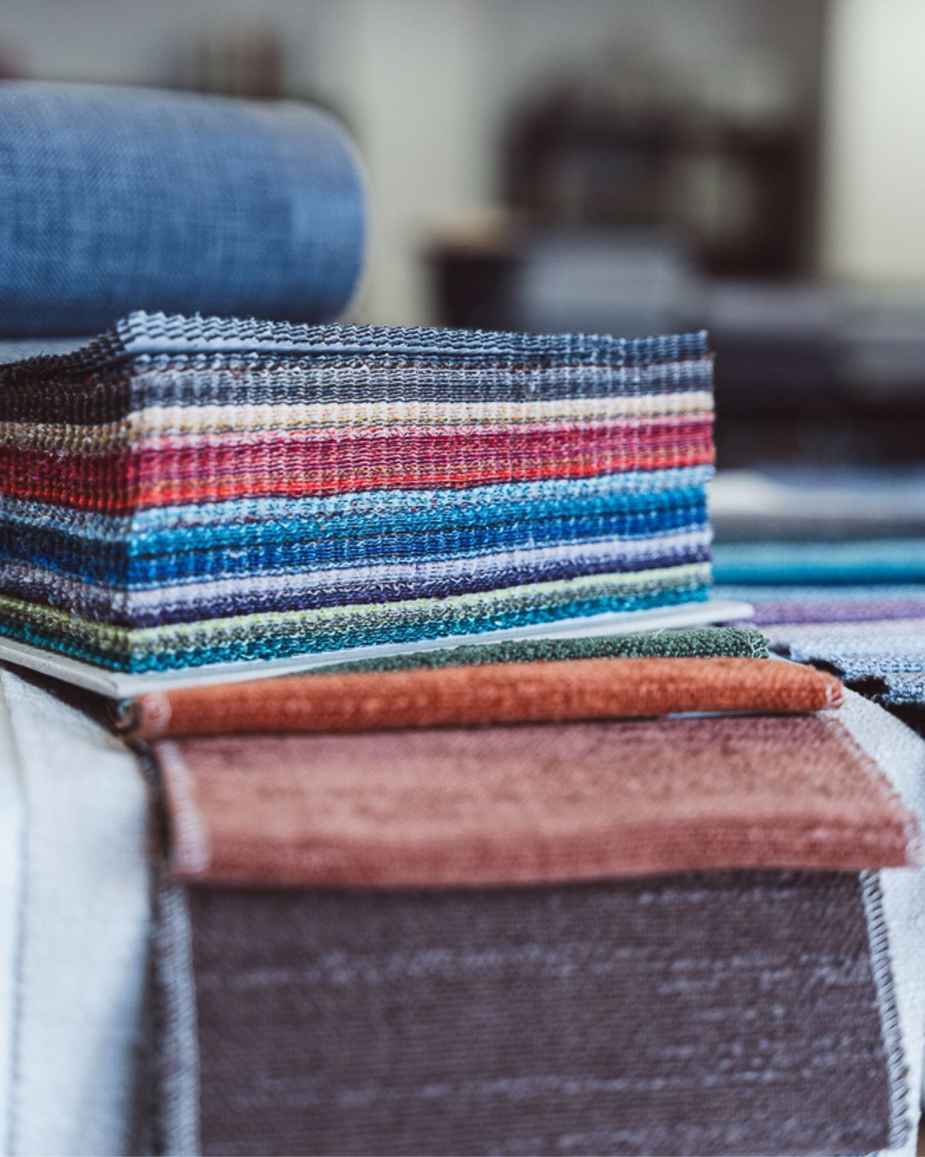 Color, textura y decisiones que marcan la diferencia. Trabajamos con una amplia selección de tejidos para encontrar el que mejor encaje con cada proyecto. Desde el tacto hasta la resistencia, pasando por el acabado y el tono perfecto.¿Tienes una idea en mente? Te ayudamos a convertirla en un resultado impecable.