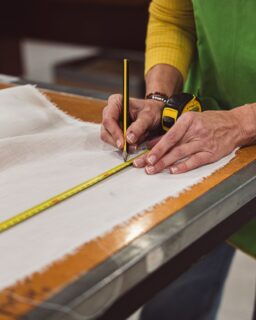 Medir, marcar y acertar a la primera. El buen resultado empieza antes de cortar. Con precisión, experiencia y manos que conocen el oficio para que cada pieza encaje perfecta desde el inicio.Si necesitas un equipo que cuide tu proyecto como si fuera propio, aquí estamos.