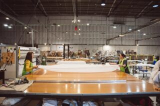 Cuando hablamos de textiles certificados, como los que cuentan con sellos 𝐎𝐄𝐊𝐎-𝐓𝐄𝐗®️ o 𝐌𝐚𝐝𝐞 𝐢𝐧 𝐆𝐫𝐞𝐞𝐧, hablamos de productos que no solo ofrecen confort, sino también seguridad, trazabilidad y una fabricación más responsable.¿Y esto que significa en la practica?Que los textiles que usan tus huéspedes han sido testados, están libres de sustancias nocivas y, además, han sido fabricados siguiendo criterios sostenibles y condiciones de producción responsables.Para un hotel, esto se traduce en algo muy claro: — Más seguridad para huéspedes y personal. — Más transparencia en lo que compras. — Más durabilidad en productos de uso intensivo. — Una forma coherente de reforzar tu compromiso con la sostenibilidad.En 𝐆𝐫𝐮𝐩𝐨 𝐓𝐨𝐥𝐞𝐝𝐨 trabajamos con textiles certificados porque entendemos que la calidad no solo está en cómo se ve un producto, sino también en cómo se fabrica y en el valor que aporta a largo plazo.Hoy, elegir bien los textiles también es cuidar la experiencia del huésped y la imagen de tu establecimiento.Puedes leer el artículo completo en nuestro blog.