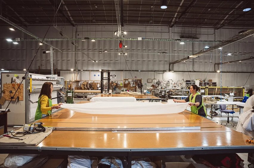 Cuando hablamos de textiles certificados, como los que cuentan con sellos 𝐎𝐄𝐊𝐎-𝐓𝐄𝐗®️ o 𝐌𝐚𝐝𝐞 𝐢𝐧 𝐆𝐫𝐞𝐞𝐧, hablamos de productos que no solo ofrecen confort, sino también seguridad, trazabilidad y una fabricación más responsable.¿Y esto que significa en la practica?Que los textiles que usan tus huéspedes han sido testados, están libres de sustancias nocivas y, además, han sido fabricados siguiendo criterios sostenibles y condiciones de producción responsables.Para un hotel, esto se traduce en algo muy claro: — Más seguridad para huéspedes y personal. — Más transparencia en lo que compras. — Más durabilidad en productos de uso intensivo. — Una forma coherente de reforzar tu compromiso con la sostenibilidad.En 𝐆𝐫𝐮𝐩𝐨 𝐓𝐨𝐥𝐞𝐝𝐨 trabajamos con textiles certificados porque entendemos que la calidad no solo está en cómo se ve un producto, sino también en cómo se fabrica y en el valor que aporta a largo plazo.Hoy, elegir bien los textiles también es cuidar la experiencia del huésped y la imagen de tu establecimiento.Puedes leer el artículo completo en nuestro blog.