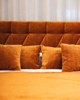 Diseñamos espacios que se sienten desde el primer vistazo. Confort, durabilidad y una estética impecable que eleva la experiencia del huésped.Porque en hostelería, los detalles también hablan de tu marca.#GrupoToledo #Hospitality #Diseñodeinteriores #Interiorismo #TurismoyHoteles