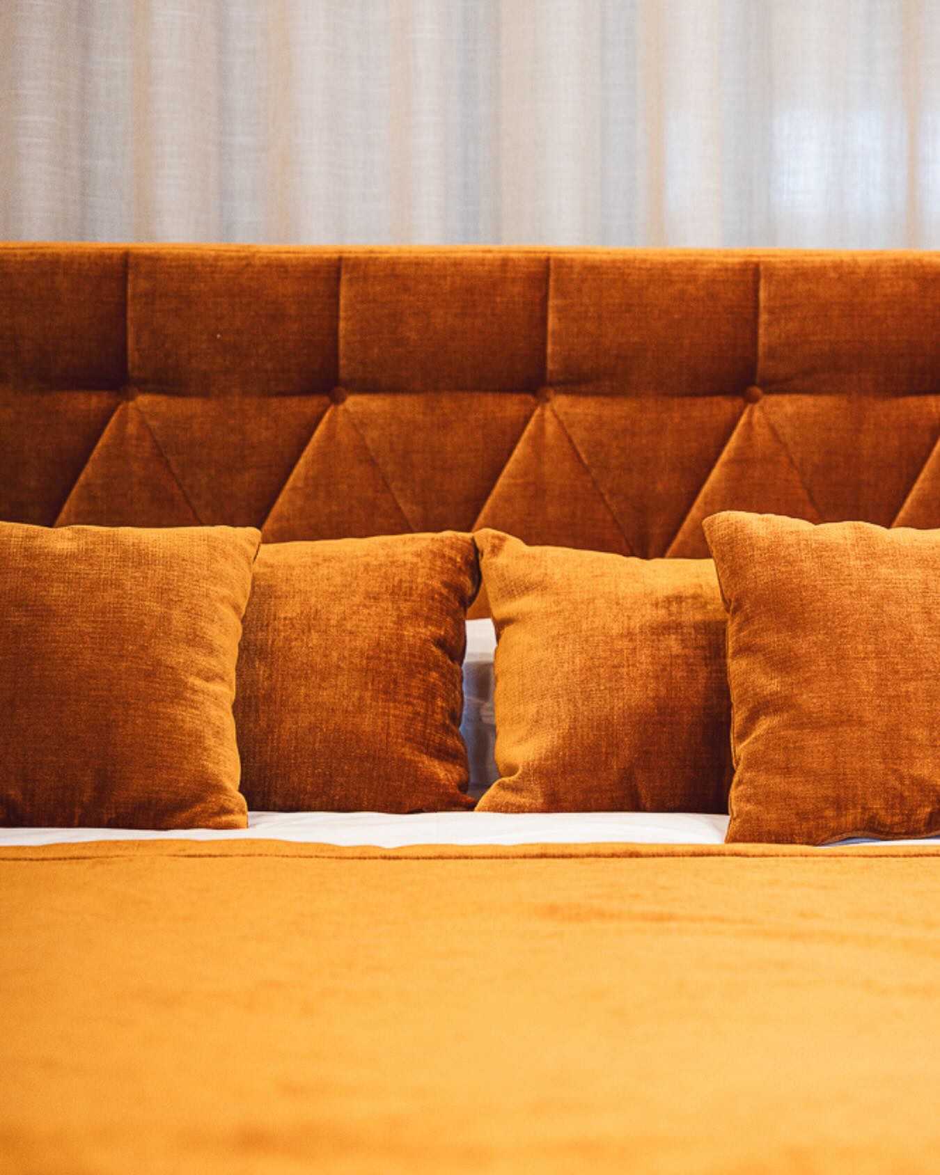 Diseñamos espacios que se sienten desde el primer vistazo. Confort, durabilidad y una estética impecable que eleva la experiencia del huésped.Porque en hostelería, los detalles también hablan de tu marca.#GrupoToledo #Hospitality #Diseñodeinteriores #Interiorismo #TurismoyHoteles