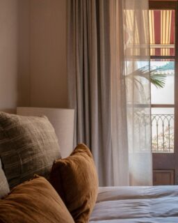 Hay espacios que no necesitan decir mucho. Se sienten. La caída de las cortinas. La textura de la ropa de cama.El peso justo de los tejidos que acompañan la luz y el descanso.Todo está pensado para crear un ambiente sereno, donde el exterior entra sin romper la calma y el interior invita a quedarse un poco más.