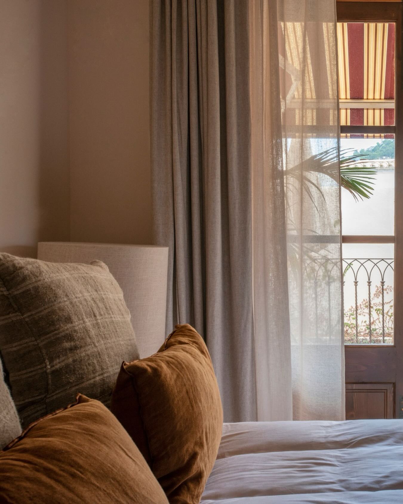 Hay espacios que no necesitan decir mucho. Se sienten. La caída de las cortinas. La textura de la ropa de cama.El peso justo de los tejidos que acompañan la luz y el descanso.Todo está pensado para crear un ambiente sereno, donde el exterior entra sin romper la calma y el interior invita a quedarse un poco más.