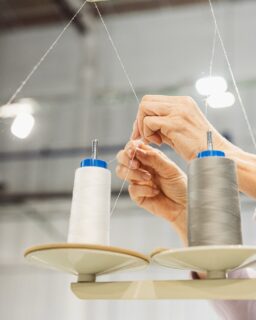 De estos hilos y de estas manos sale gran parte de lo que luego se nota en un establecimiento.En Grupo Toledo trabajamos textiles para hoteles y proyectos de interiorismo, a medida, para que el espacio se vea bien, se sienta mejor y aguante el día a día.#GrupoToledo #Hospitality #DiseñodeInteriores #Textiles #InteriorismoHotelero