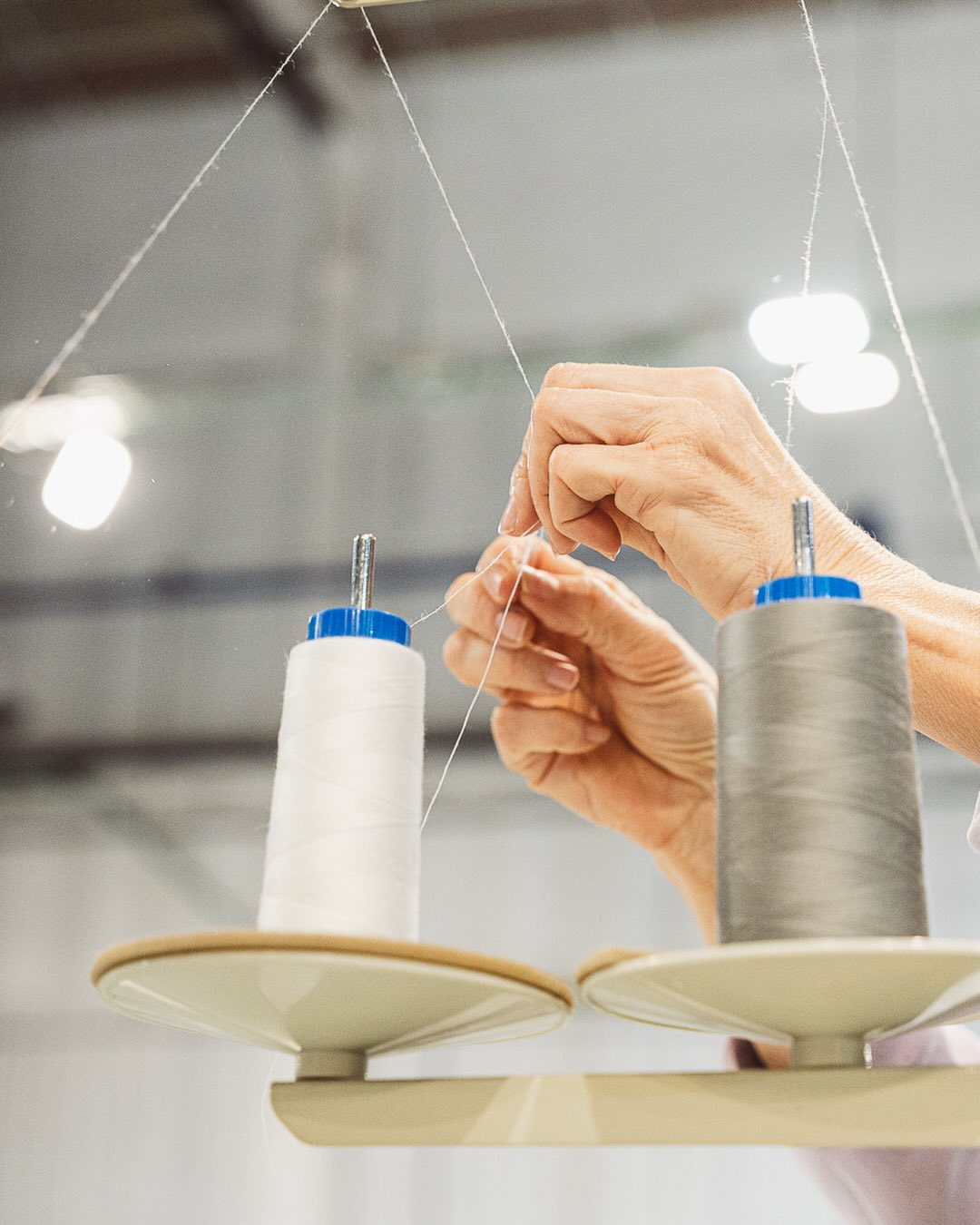 De estos hilos y de estas manos sale gran parte de lo que luego se nota en un establecimiento.En Grupo Toledo trabajamos textiles para hoteles y proyectos de interiorismo, a medida, para que el espacio se vea bien, se sienta mejor y aguante el día a día.#GrupoToledo #Hospitality #DiseñodeInteriores #Textiles #InteriorismoHotelero