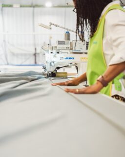 La calidad no empieza en el producto terminado, sino en las manos de las personas que lo hacen posible cada día.Detrás de cada pieza hay 𝗲𝘅𝗽𝗲𝗿𝗶𝗲𝗻𝗰𝗶𝗮, 𝗱𝗲𝗱𝗶𝗰𝗮𝗰𝗶𝗼́𝗻 y un 𝘁𝗿𝗮𝗯𝗮𝗷𝗼 𝗽𝗿𝗼𝗳𝗲𝘀𝗶𝗼𝗻𝗮𝗹 que cuida cada detalle del proceso. Ese compromiso es el que nos permite entregar a los establecimientos productos confiables, bien hechos y a la altura de los estándares que sus huéspedes merecen.#GrupoToledo #Hospitality #DiseñodeInteriores #Textiles #InteriorismoHotelero