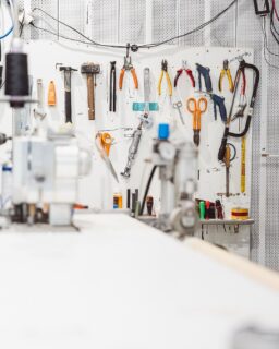 La calidad no es casualidad. Es el resultado de un trabajo profesional, de procesos cuidados y de un equipo que entiende que cada detalle importa.En Grupo Toledo sabemos que para entregar productos confiables al sector hotelero, todo debe funcionar con precisión:-𝗠𝗔𝗡𝗢𝗦.-𝗛𝗘𝗥𝗥𝗔𝗠𝗜𝗘𝗡𝗧𝗔𝗦-𝗖𝗔𝗗𝗔 𝗘𝗧𝗔𝗣𝗔 𝗗𝗘𝗟 𝗣𝗥𝗢𝗖𝗘𝗦𝗢.Y es que detrás de un gran resultado, siempre hay preparación, orden, y compromiso.#GrupoToledo #Hospitality #DiseñodeInteriores #Textiles #InteriorismoHotelero