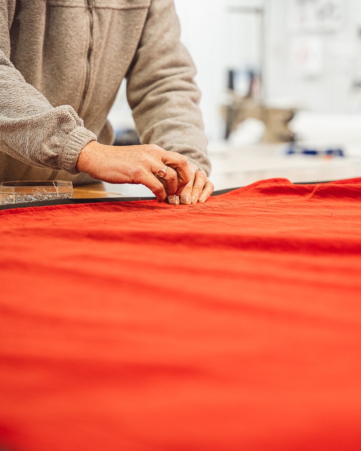 𝗟𝗮 𝗽𝗿𝗼𝗳𝗲𝘀𝗶𝗼𝗻𝗮𝗹𝗶𝗱𝗮𝗱 𝘀𝗲 𝗱𝗲𝗺𝘂𝗲𝘀𝘁𝗿𝗮 𝗲𝗻 𝗹𝗼𝘀 𝗱𝗲𝘁𝗮𝗹𝗹𝗲𝘀.Cada proceso exige precisión, experiencia y una forma responsable de hacer las cosas. Eso es lo que sostiene nuestro nombre y lo que garantiza a cada hotel un producto hecho con seriedad.#GrupoToledo #Hospitality #DiseñodeInteriores #Textiles #InteriorismoHotelero