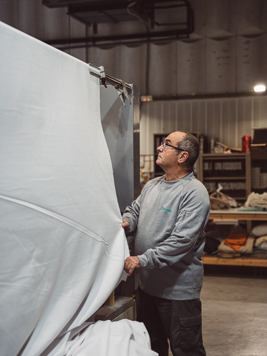 El valor de un 𝗯𝘂𝗲𝗻 𝘁𝗿𝗮𝗯𝗮𝗷𝗼 está en lo que no siempre se ve.El cuidado en cada proceso, la técnica en cada ejecución y el compromiso constante con la calidad en cada paso. Porque los grandes resultados se construyen desde los detalles.#GrupoToledo #Hospitality #DiseñodeInteriores #Textiles #InteriorismoHotelero