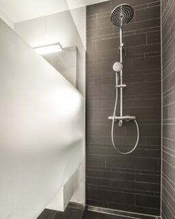 Diseño, funcionalidad y limpieza visual.Así es como una mampara de ducha mejora la percepción de todo el baño.Hay detalles que elevan un espacio sin hacer ruido.La mampara de ducha es uno de ellos: delimita, protege y aporta ligereza visual.Te ayudamos a encontrar soluciones que mejoran la funcionalidad y la estética de cada espacio.#GrupoToledo #Hospitality #DiseñodeInteriores #Textiles #InteriorismoHotelero