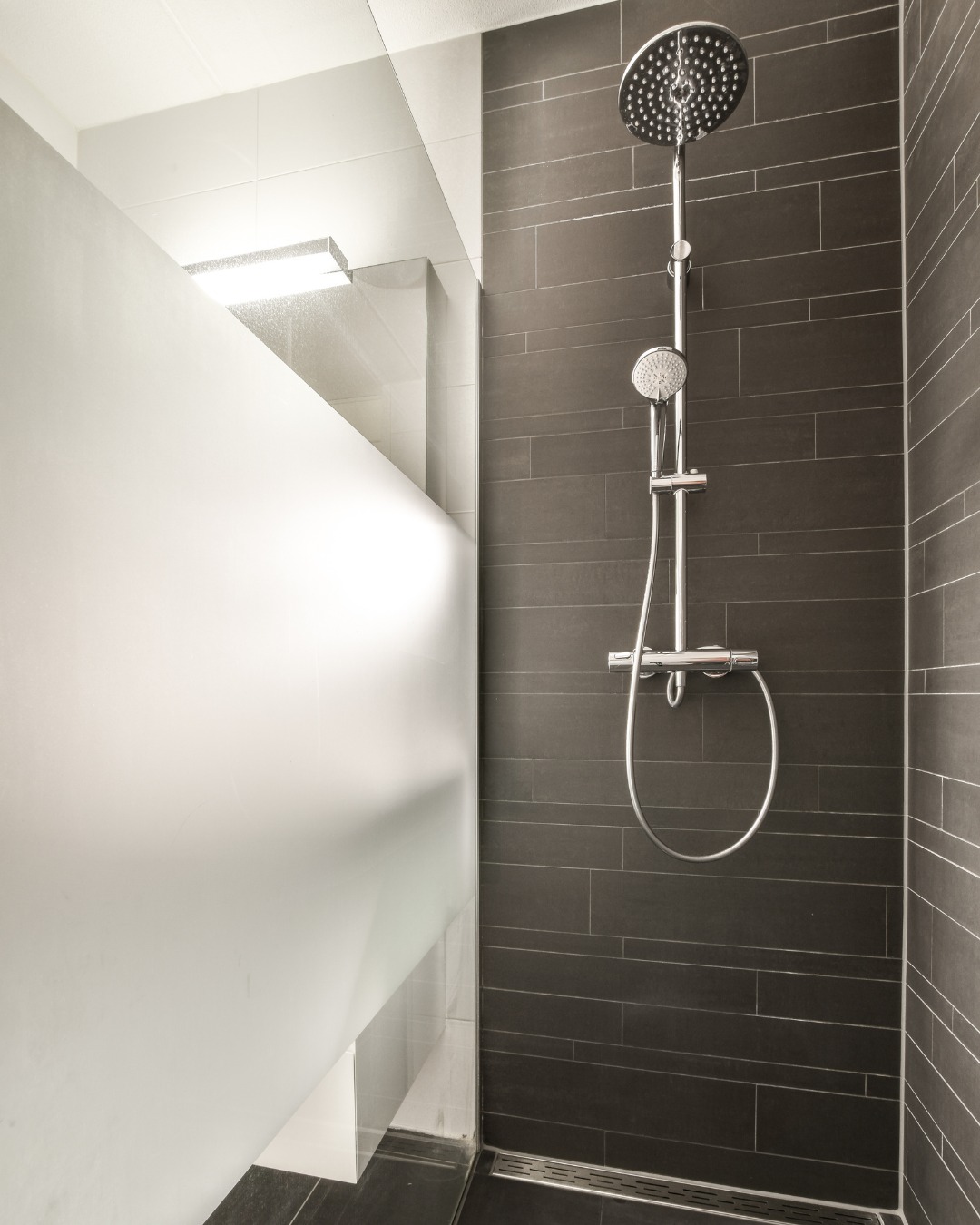 Diseño, funcionalidad y limpieza visual.Así es como una mampara de ducha mejora la percepción de todo el baño.Hay detalles que elevan un espacio sin hacer ruido.La mampara de ducha es uno de ellos: delimita, protege y aporta ligereza visual.Te ayudamos a encontrar soluciones que mejoran la funcionalidad y la estética de cada espacio.#GrupoToledo #Hospitality #DiseñodeInteriores #Textiles #InteriorismoHotelero