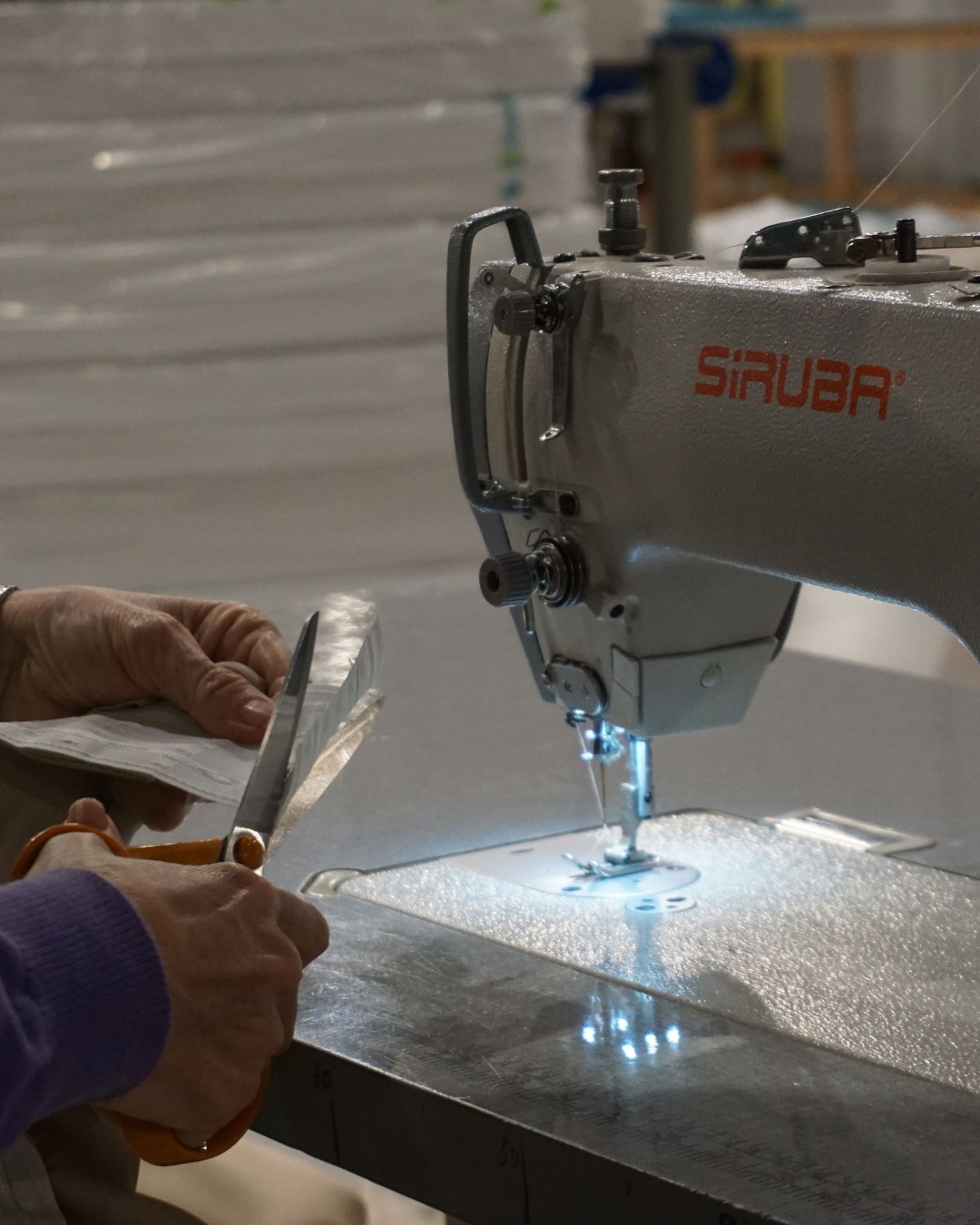 La máquina hace su parte, pero no decide sola.Antes hay manos que ajustan, ojos que comprueban, criterio para saber cuándo seguir y cuándo parar.𝗡𝘂𝗲𝘀𝘁𝗿𝗮𝘀 𝗮𝗿𝗺𝗮𝘀 son la técnica puesta al servicio del oficio.En 𝗚𝗿𝘂𝗽𝗼 𝗧𝗼𝗹𝗲𝗱𝗼, la confección integral es saber combinar herramienta y experiencia para que cada pieza salga como debe.Sin prisa.Sin ruido.Con sentido.